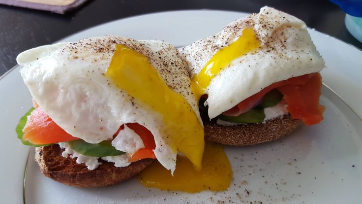 Crispy Smoked Salmon & Fried Egg Stack: Easy Gourmet Breakfast